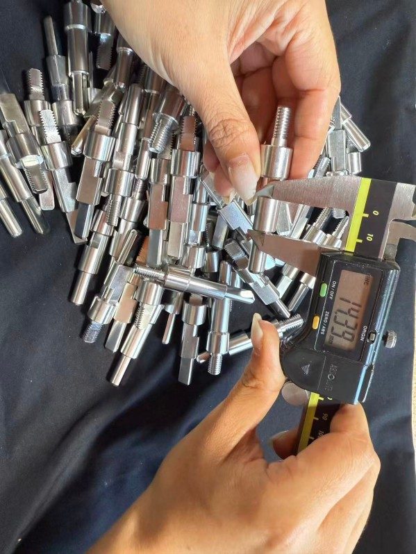 A Tuoyuan Metal minőségellenőrzést végez az autóalkatrészek termékeinél